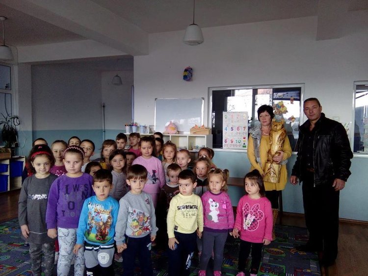 Самоук майстор дари дървена пластика на детската градина в село Старцево