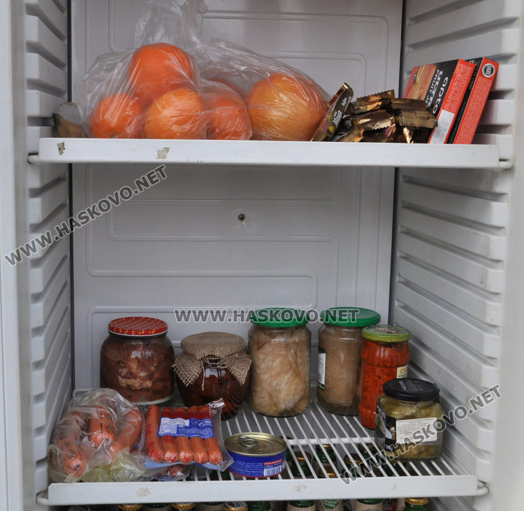 Витрина на улицата с храна за бедните