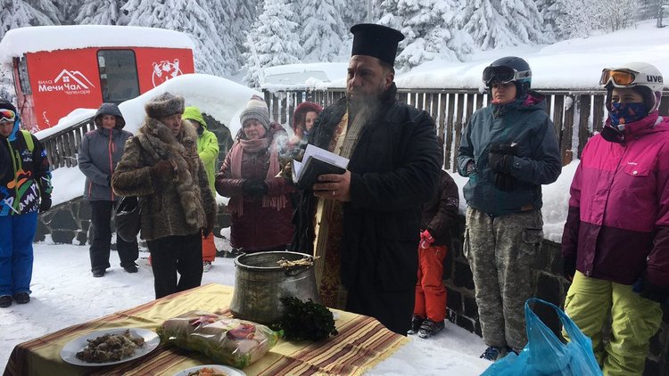В Родопите честват Ивановден с водосвет и курбан на най-високо разположения параклис 