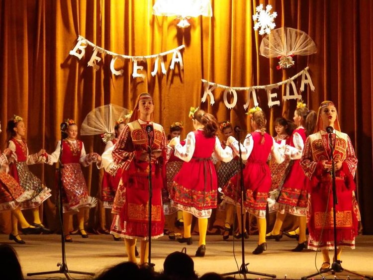 Читалището в Чепеларе събра почти 2 хиляди с песни и танци, благотворителната кампания продължава