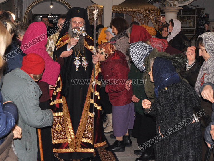Дядо Николай отслужи Ивановденската литургия в Хасково