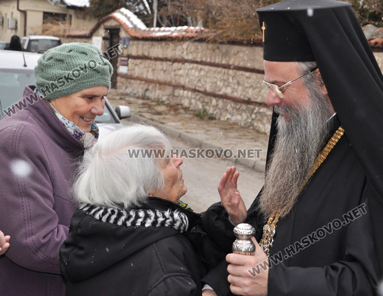 Дядо Николай отслужи Ивановденската литургия в Хасково