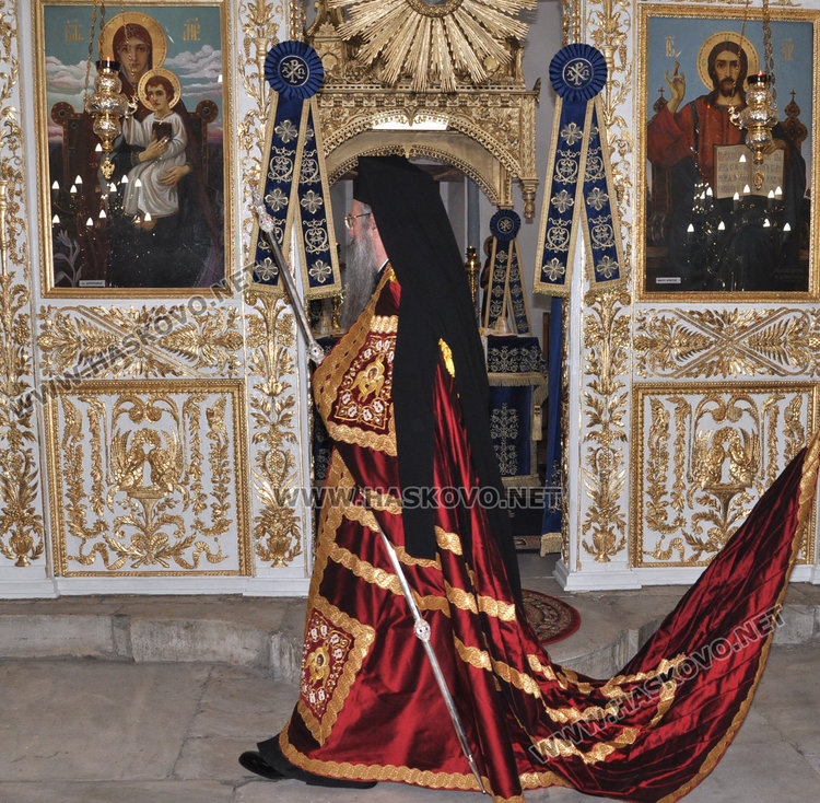 Дядо Николай отслужи Ивановденската литургия в Хасково