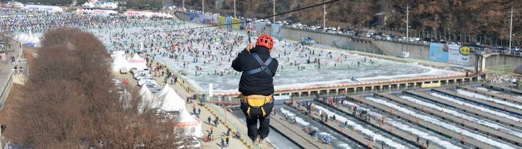 Хиляди ловят риба на леда (видео)