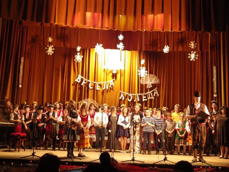 Читалището в Чепеларе събра почти 2 хиляди с песни и танци, благотворителната кампания продължава