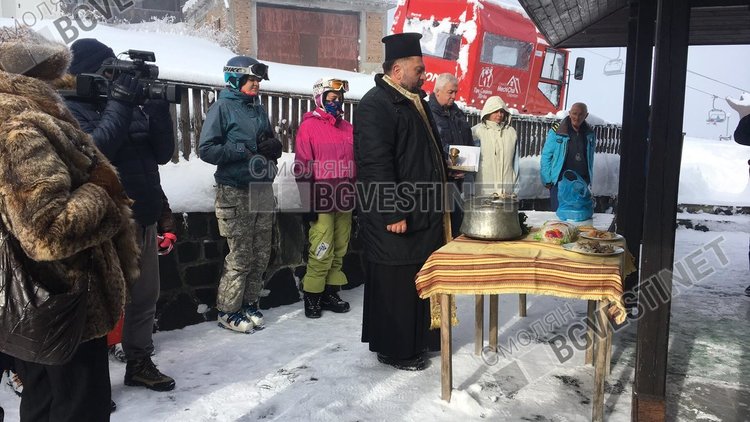 В Родопите честват Ивановден с водосвет и курбан на най-високо разположения параклис 