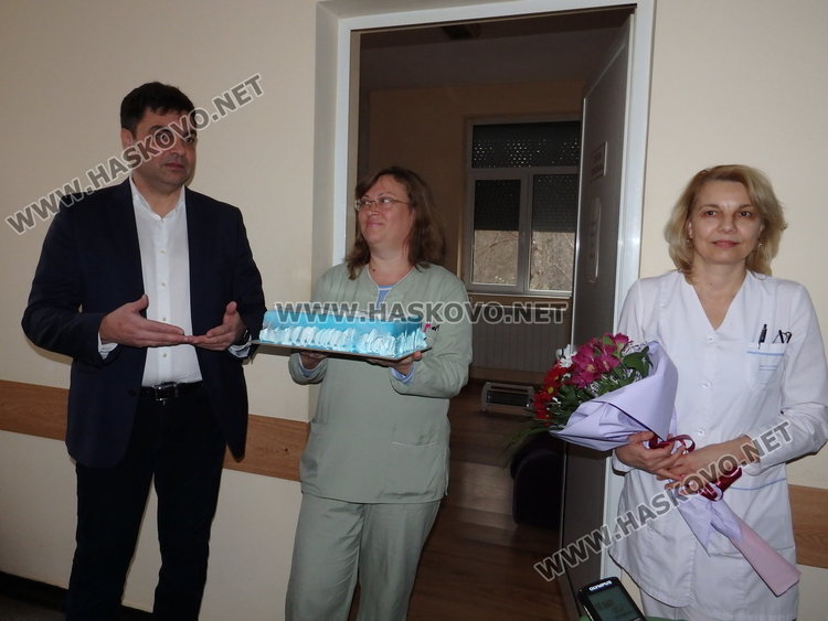 Кметът Иво Димов ориса първото бебе за годината в Димитровград