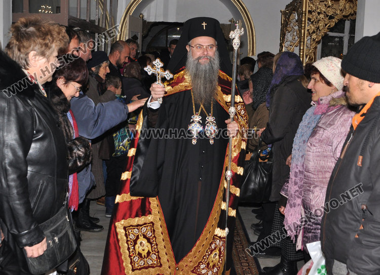 Дядо Николай отслужи Ивановденската литургия в Хасково