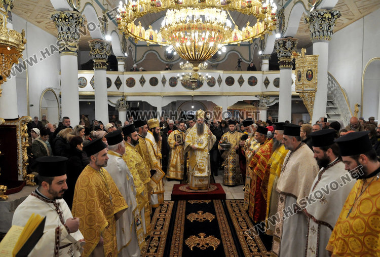 Дядо Николай отслужи Ивановденската литургия в Хасково