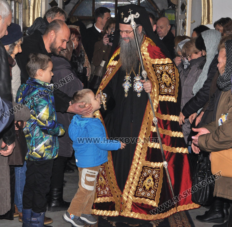 Дядо Николай отслужи Ивановденската литургия в Хасково