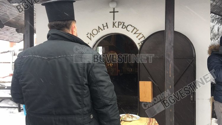 В Родопите честват Ивановден с водосвет и курбан на най-високо разположения параклис 