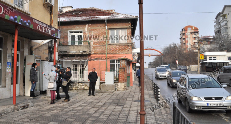 Витрина на улицата с храна за бедните