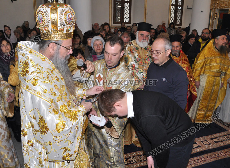 Дядо Николай отслужи Ивановденската литургия в Хасково