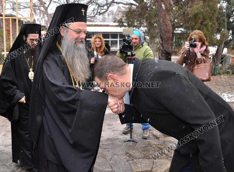 Дядо Николай отслужи Ивановденската литургия в Хасково