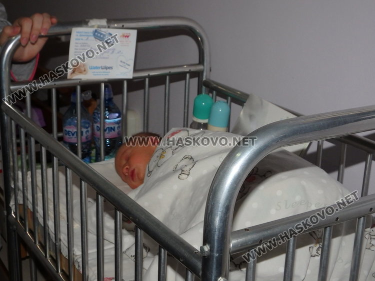 Кметът Иво Димов ориса първото бебе за годината в Димитровград