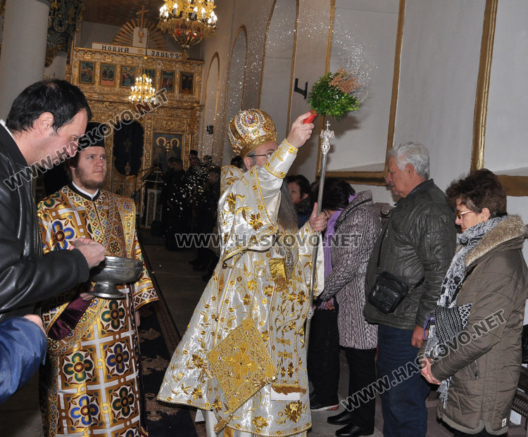 Дядо Николай отслужи Ивановденската литургия в Хасково