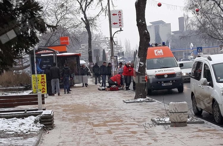                              Жена почина внезапно на автобусна спирка в Кърджали тази сутрин