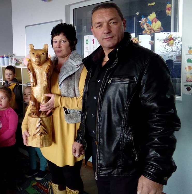 Самоук майстор дари дървена пластика на детската градина в село Старцево