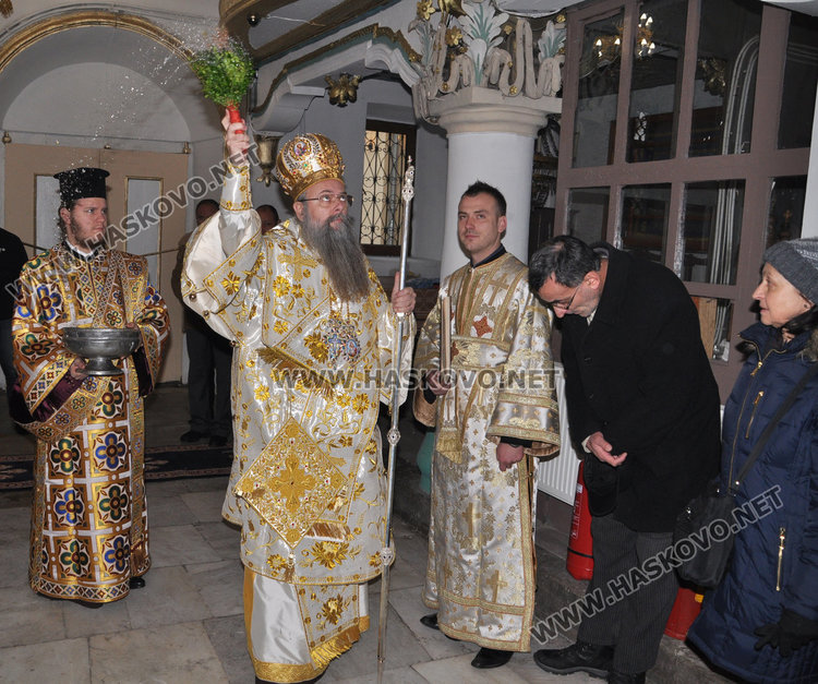 Дядо Николай отслужи Ивановденската литургия в Хасково
