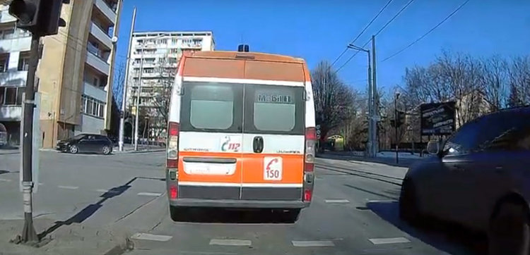 Хасковлия: джип изпревари нагло линейка на кръстовище (видео)