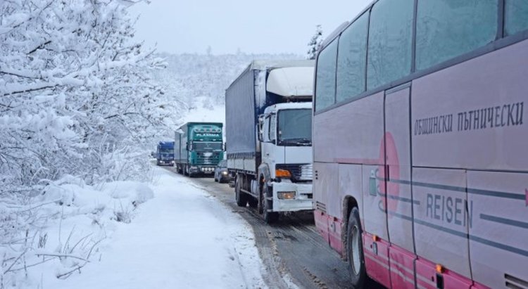 Гърция спря да пуска тежкотоварни камиони през Промахон заради лошото време
