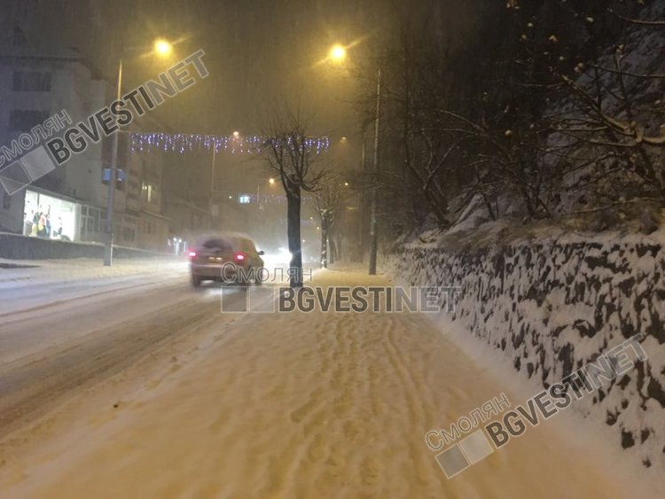 В града тази вечер се разчиства новия сняг, движението е затруднено, но за момента няма криза