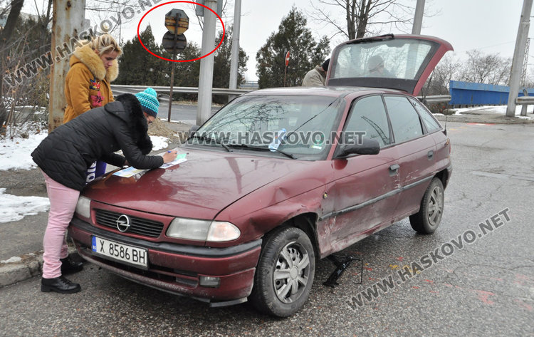 Шофьорка не спря на „стоп“ и се заби в опела на треньорката на „Виолена“