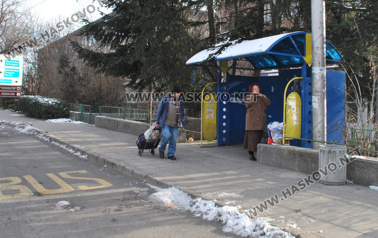 Баба Танка оставила парите вчера на спирка до болницата в Хасково