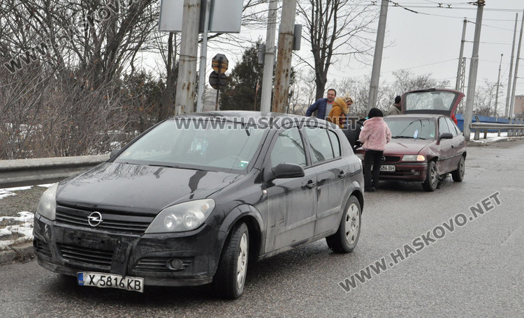 Шофьорка не спря на „стоп“ и се заби в опела на треньорката на „Виолена“