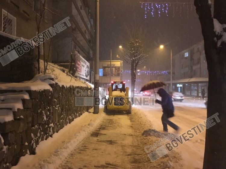 Снеговалежът е обилен и бързо трупа, но тротоарът по главния улевар беше изчистен тази вечер от малка машина 