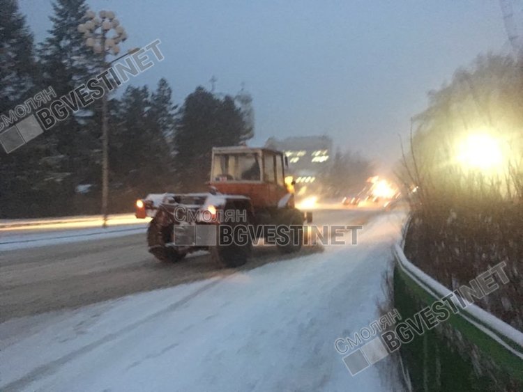 Основната пътна артерия в Смолян вече се почиства, новата снежна покривка е около 5см. към 17.30ч. на 9 януари
