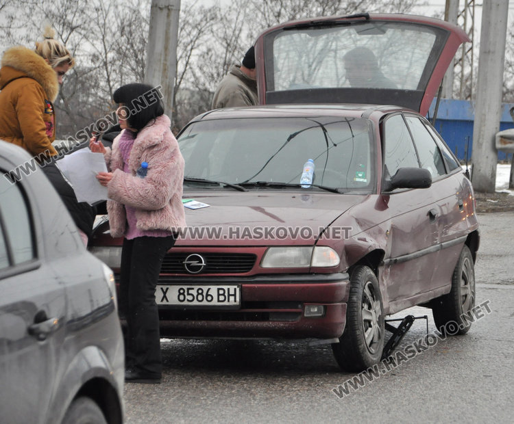 Шофьорка не спря на „стоп“ и се заби в опела на треньорката на „Виолена“