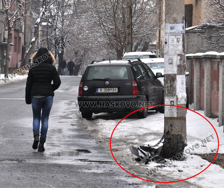 Шофьор потроши бетонен стълб и 3 паркирани коли в Хасково