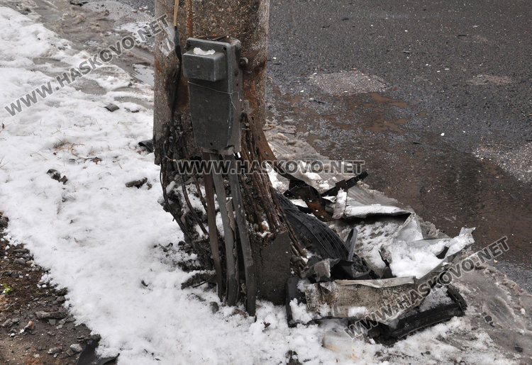 Шофьор потроши бетонен стълб и 3 паркирани коли в Хасково