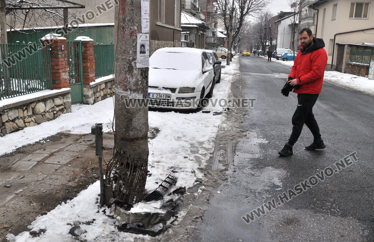 Шофьор потроши бетонен стълб и 3 паркирани коли в Хасково