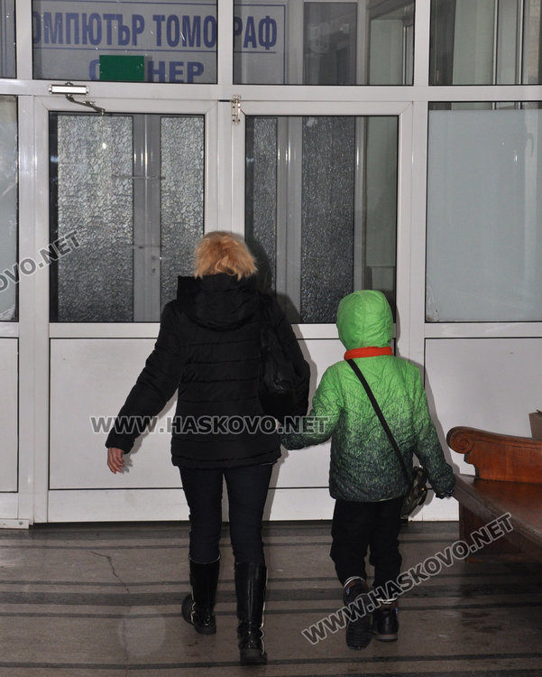 Майка: Отказаха да прегледат детето ми. Шефът на МБАЛ: Спешното се превръща в поликлиника 