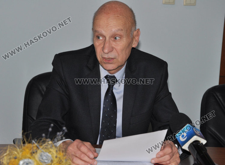 Беливанов съгласен за 560 лв. помощ за новородено, против пари за охрана на училищата