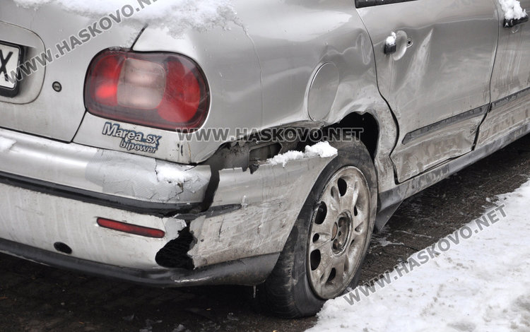 Шофьор потроши бетонен стълб и 3 паркирани коли в Хасково