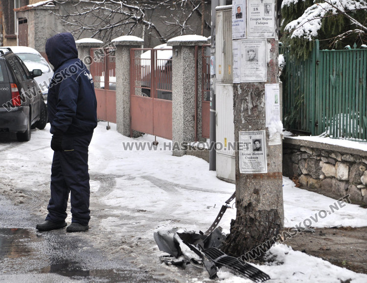 Шофьор потроши бетонен стълб и 3 паркирани коли в Хасково