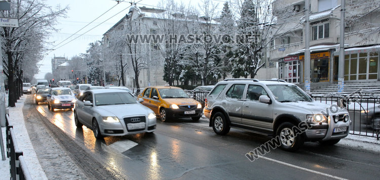 Опасни валежи от сняг и дъжд днес, в Хасковско са възможни поледици