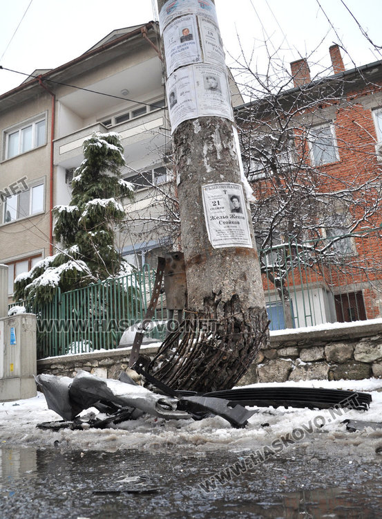 Шофьор потроши бетонен стълб и 3 паркирани коли в Хасково