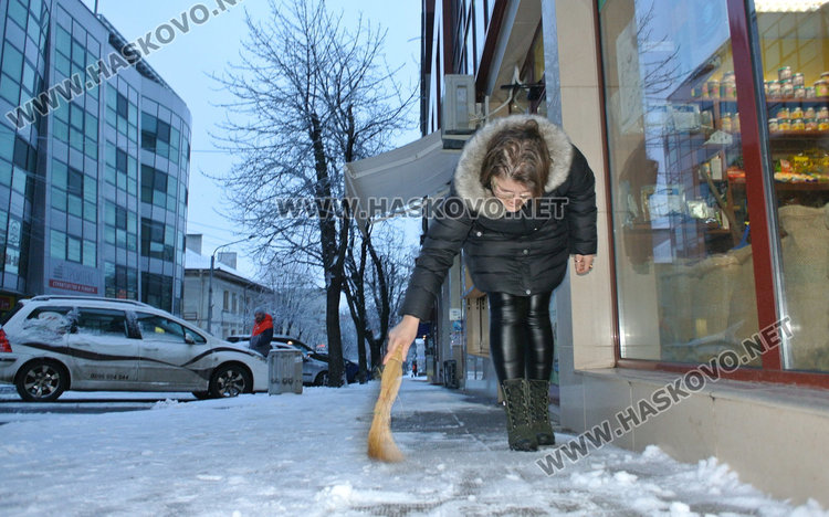 Опасни валежи от сняг и дъжд днес, в Хасковско са възможни поледици