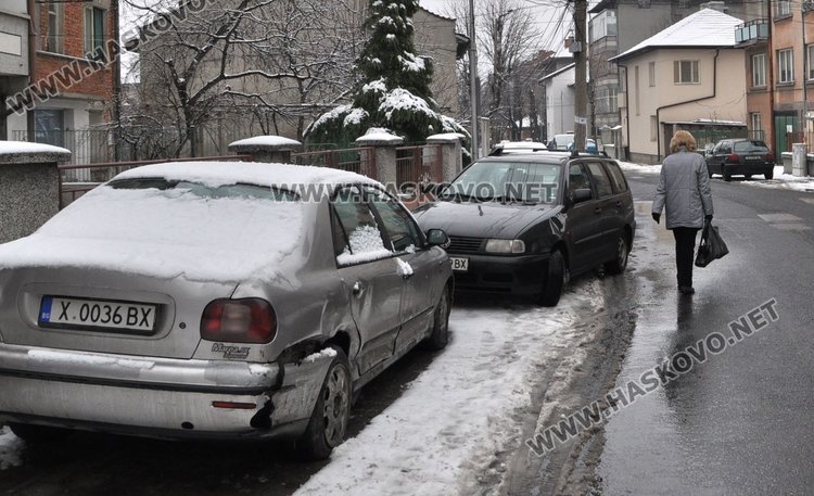 Шофьор потроши бетонен стълб и 3 паркирани коли в Хасково