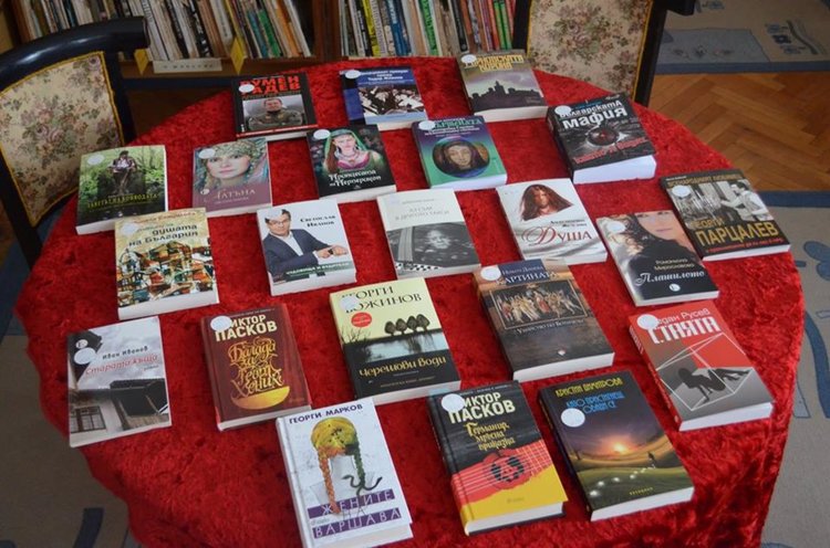 С нови заглавия ни посрещат в библиотеката