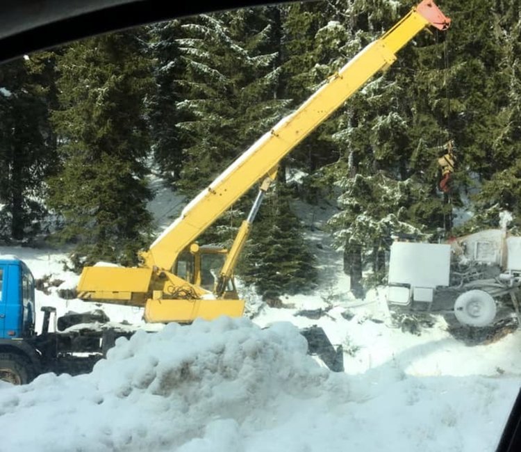 Камион аварира край Пампорово, закъсали заради поледицата на Рожен