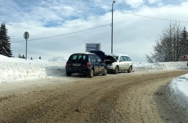 Камион аварира край Пампорово, закъсали заради поледицата на Рожен