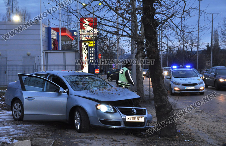  Хасковлия заби колата си в дърво на метри от бензиностанция