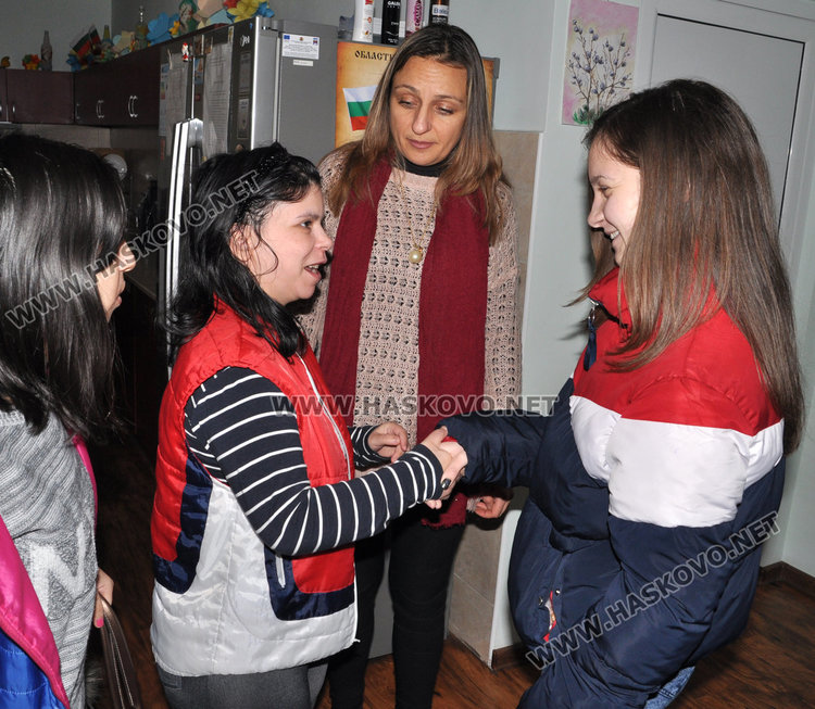 Цветелина се запознава с деца от дома