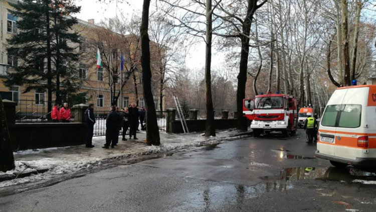 Две учителки, ученик и огнеборец пострадаха при гасене на пожар в Механотехникума
