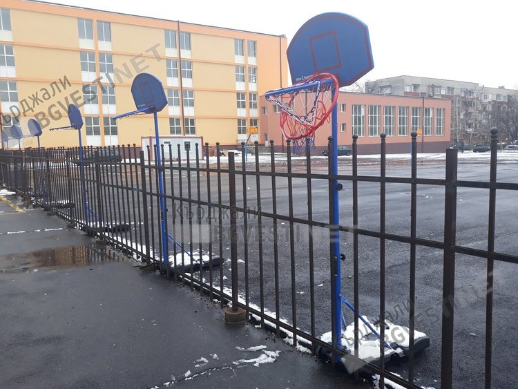 Вандали помрачиха радостта на децата от „Паисий”,изгавриха се с кошовете за баскетбол